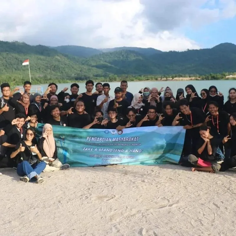 Pengabdian Masyarakat Ikatan Mahasiswa Bahasa dan Sastra Inggris Se-Indonesia (PEKAT IKAMABSII)